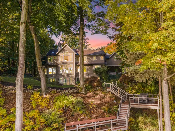 19184 Rosemary Rd, Spring Lake, MI 49456