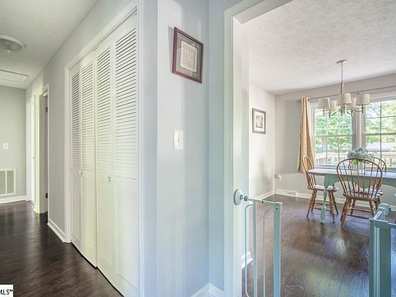 3rd image of 417 Willow Branch Dr