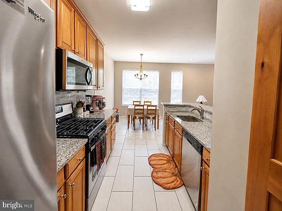 5th image of 111 Acorn Dr