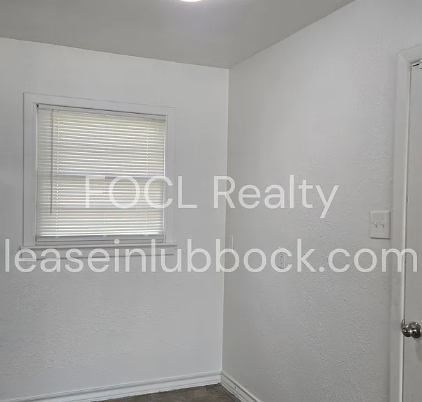 4417 43rd St — Photo 3