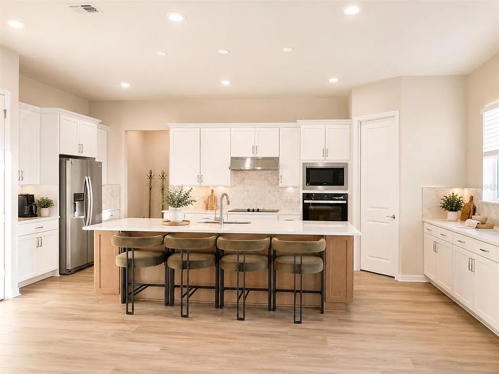 5 bed, 4.0 bath, 3820 sqft, $4,800 — Photo 2