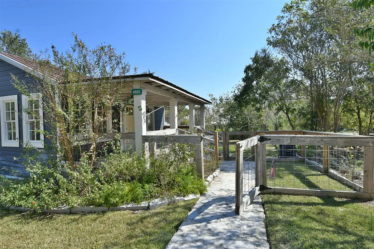 Building Photo - 4875 Main St #TINY