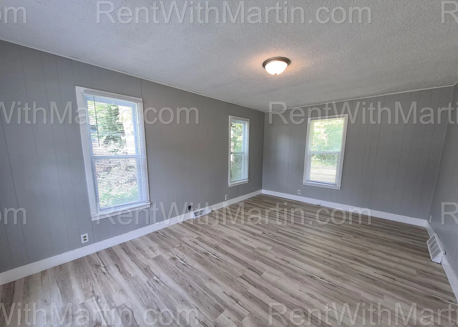 For Rent- 348 Lamont Pets Ok ** — Photo 2
