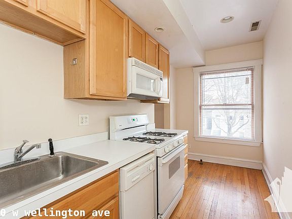 3rd image of 1200 W Wellington Ave #1518
