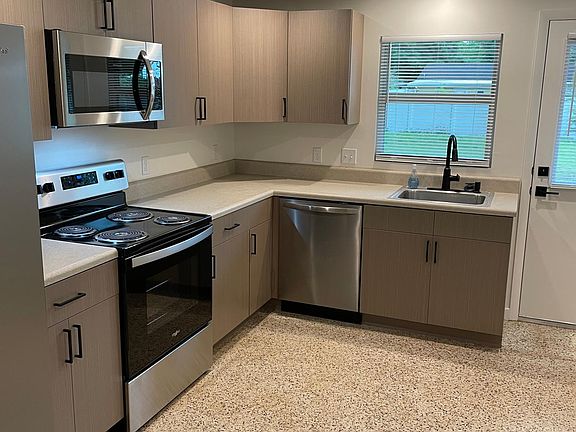 2nd image of 2129 Oak Ter