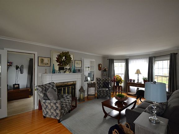 2nd image of 910 W Stratford Dr