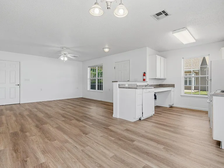 726 E Sunset St — Photo 9