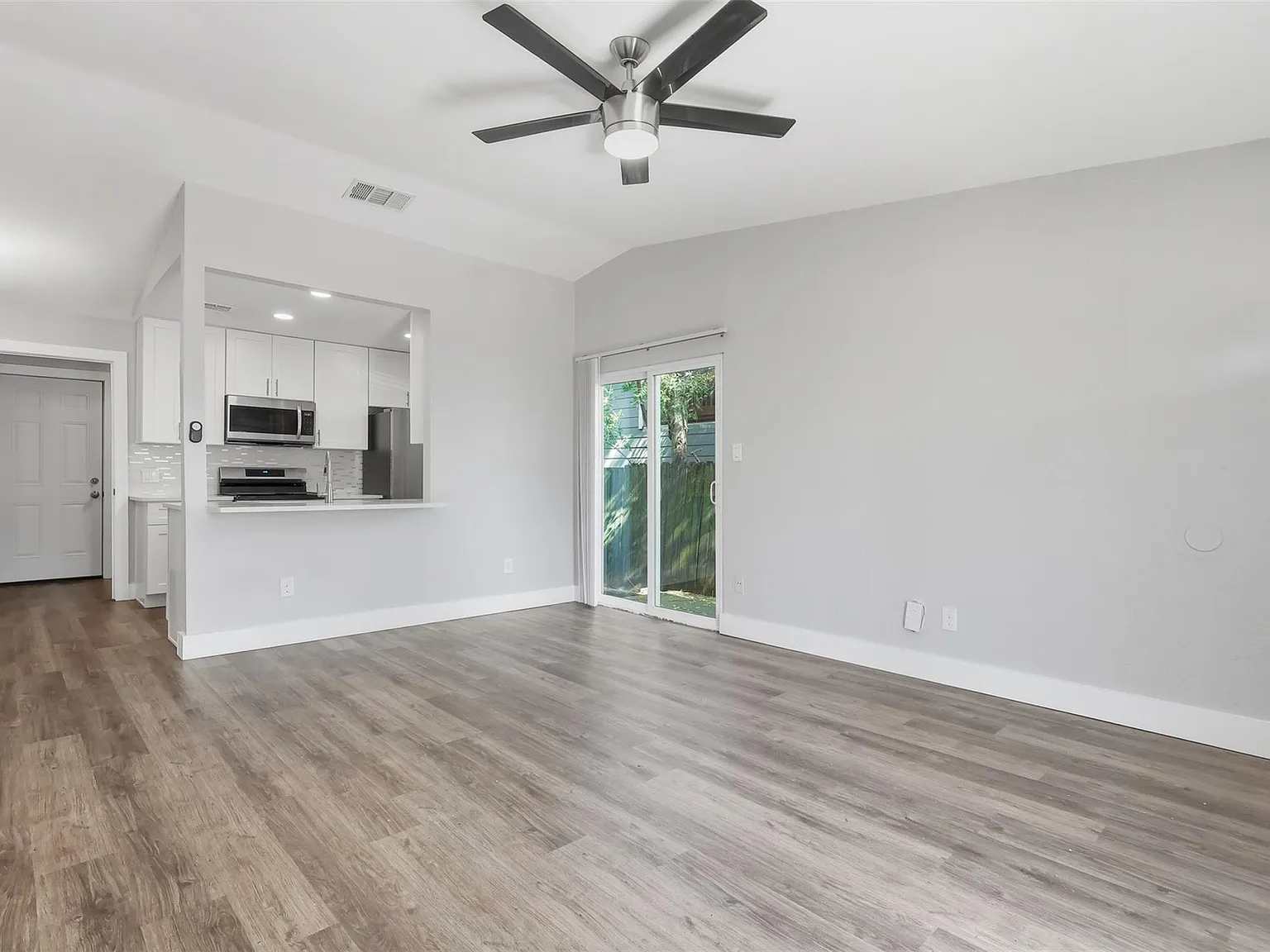 2 bed, 2.0 bath, 950 sqft, $1,625 — Photo 2