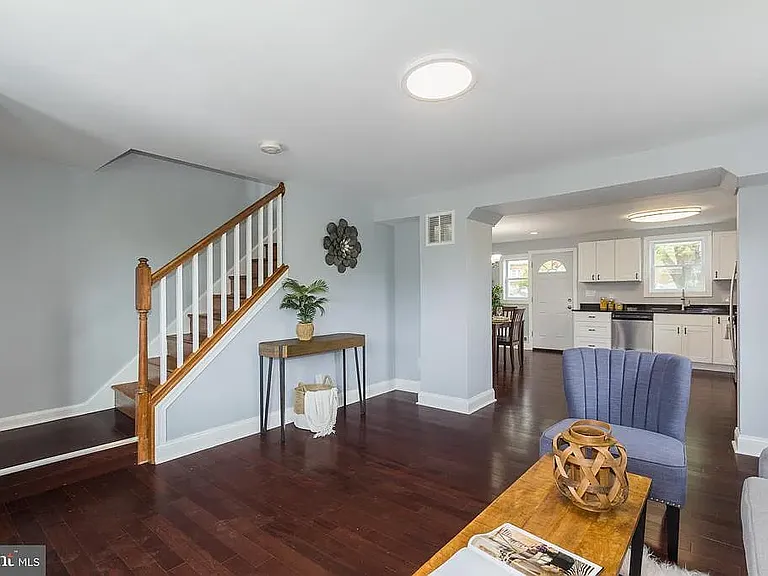 837 Tolna St — Photo 6