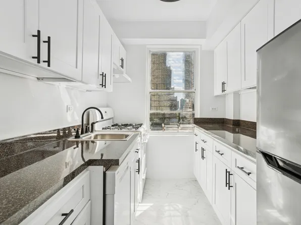 225 East 46th Street image 2 of 8