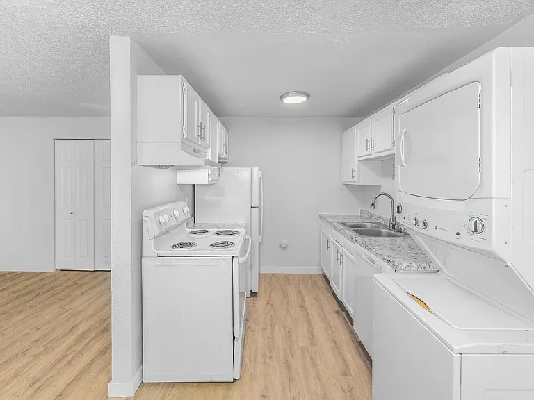 Meadowbrook Apartments — Photo 11