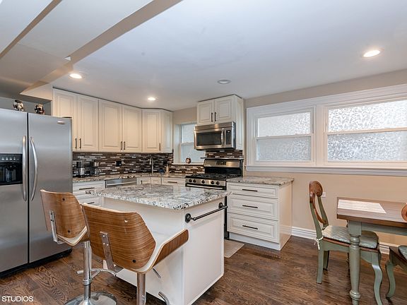 4th image of 4850 Elm St APT 1