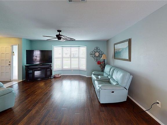 4th image of 986 N Gondola Dr