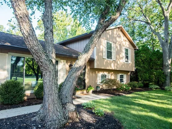 8402 Scarsdale Dr, Indianapolis, IN 46256