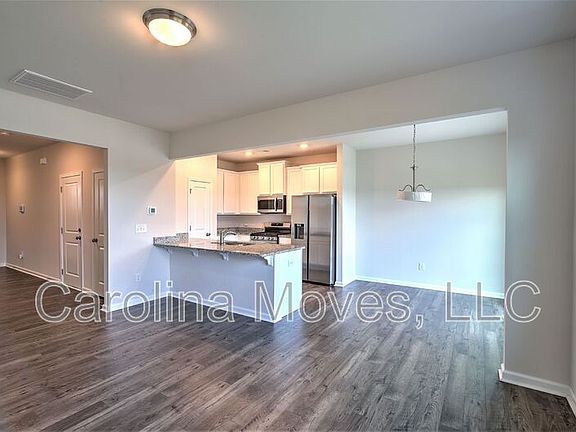 4th image of 32 Apricot Ln