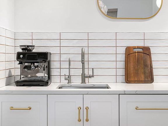 5th image of 529 W 42nd St APT 4V