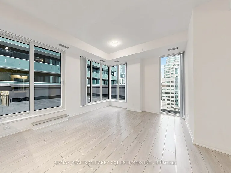 400 King St W #823 — Photo 6