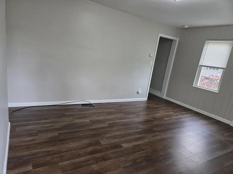 323 Juniper Ln W — Photo 3