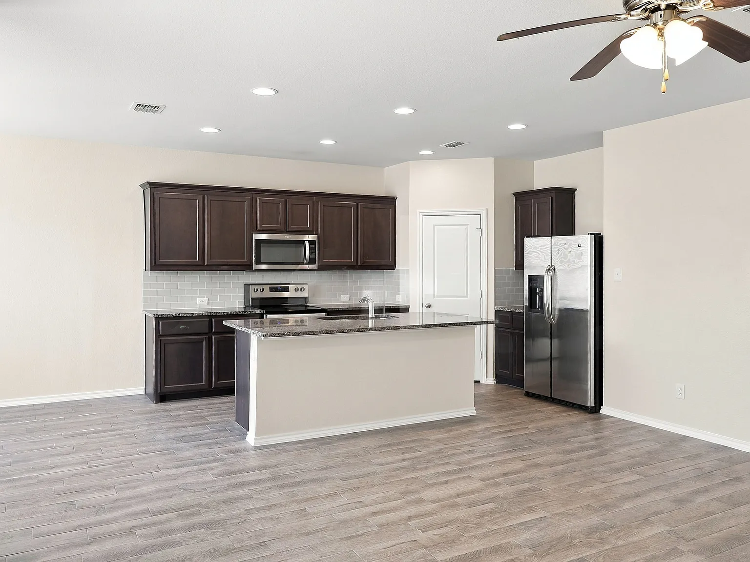 3 bed, 2.5 bath, 1452 sqft, $1,850 — Photo 3