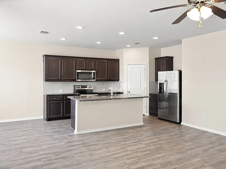 1723 Kenmore Rd — Photo 3