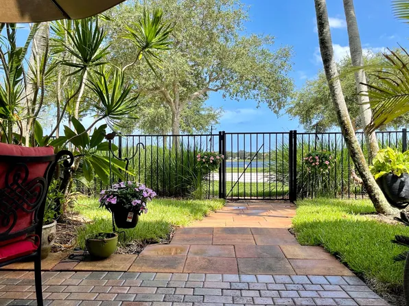 560 Tomahawk Ct, Palm Beach Gardens, FL 33410