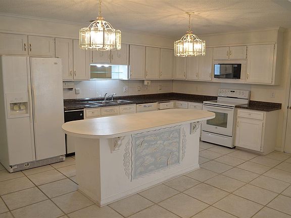 5th image of 2410 Oak Hills Cir