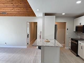 4th image of 318 SW 34th Avenue