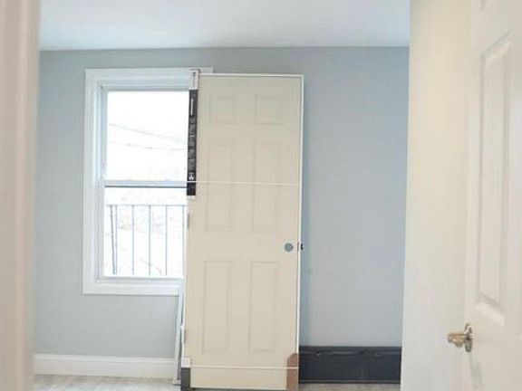 4th image of 61 York Ave #2
