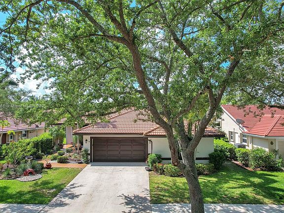 2nd image of 808 Hampton Ct