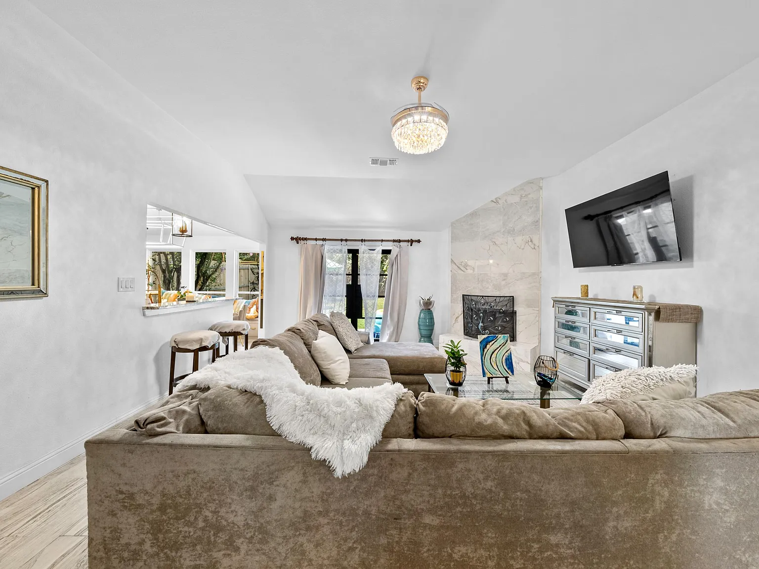 3 bed, 2.0 bath, 1925 sqft, $1,148 — Photo 3