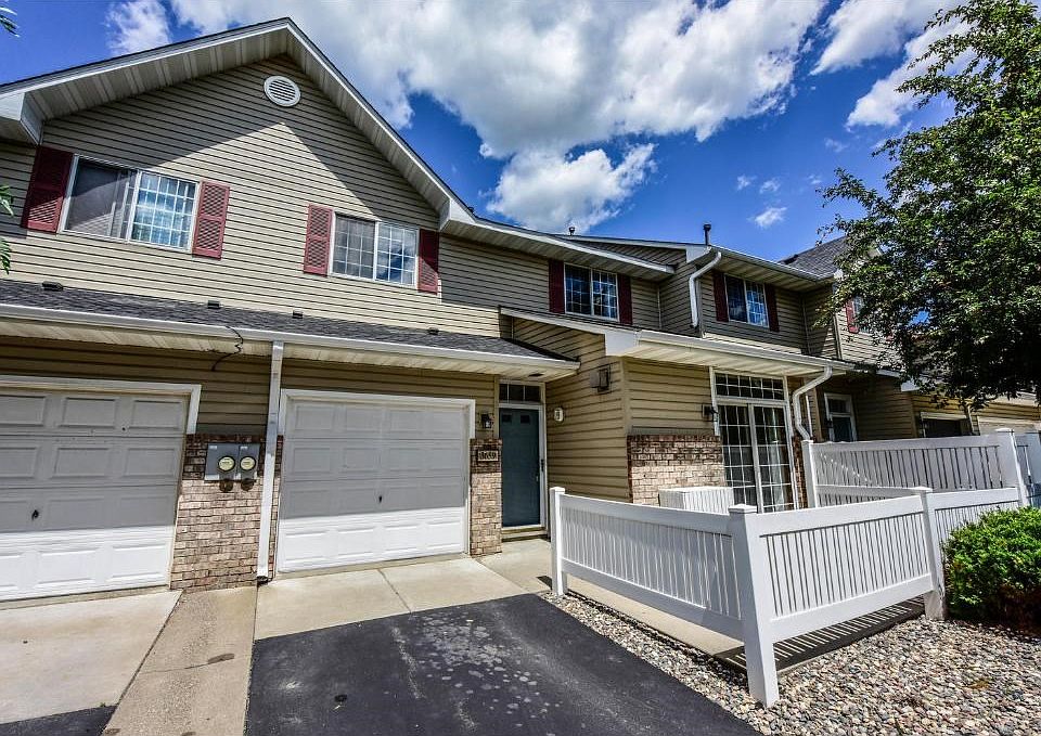 Wonderful move in ready town home!