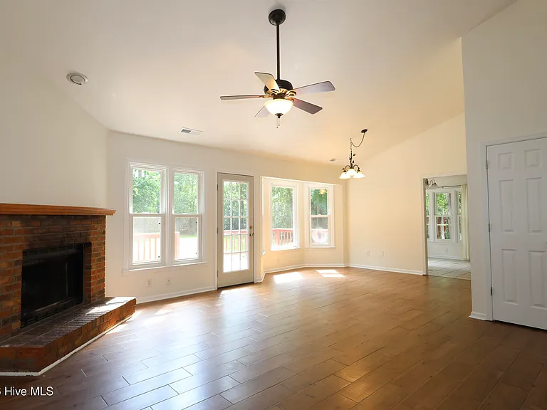 172 Baytree Dr — Photo 2