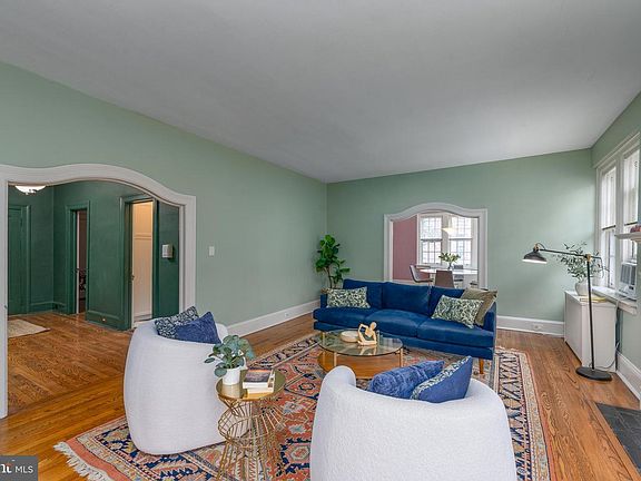 3rd image of 102 W 39th St Unit 2B