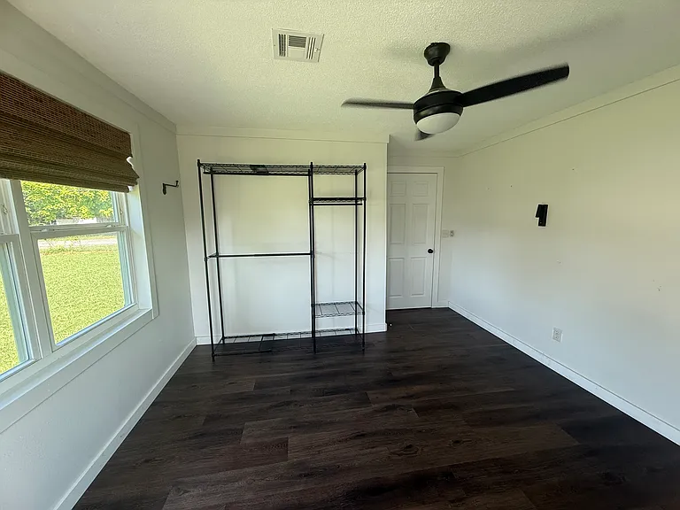 212 SW Railroad St — Photo 15
