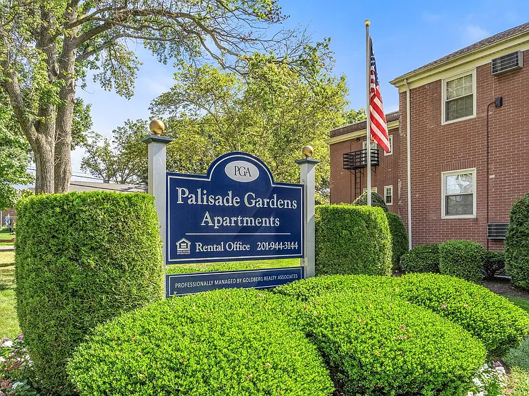 Palisades Gardens Apartments — Photo 12