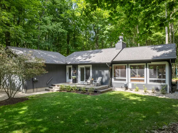1227 Beech Dr, South Haven, MI 49090
