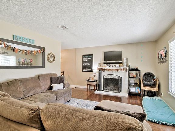 3rd image of 1426 Jeffrey Dr