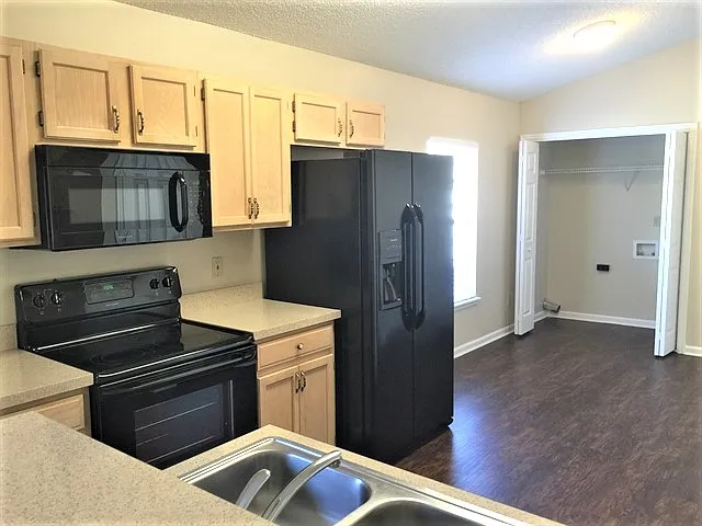 1819 Harbor Island Dr — Photo 2
