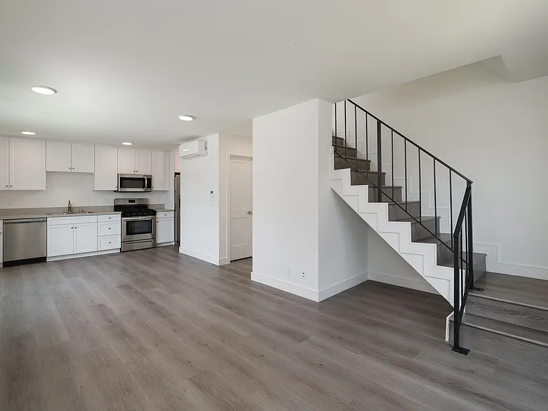Spacious 2 Bed Townhouses! * Best Koreatown Location * Washer & Dryer * Bidet — Photo 16