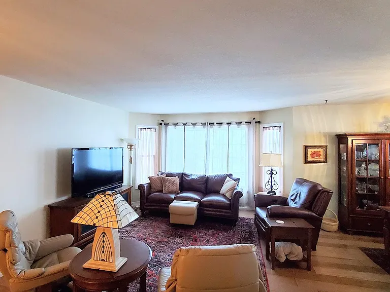4802 Greenwich Dr — Photo 2