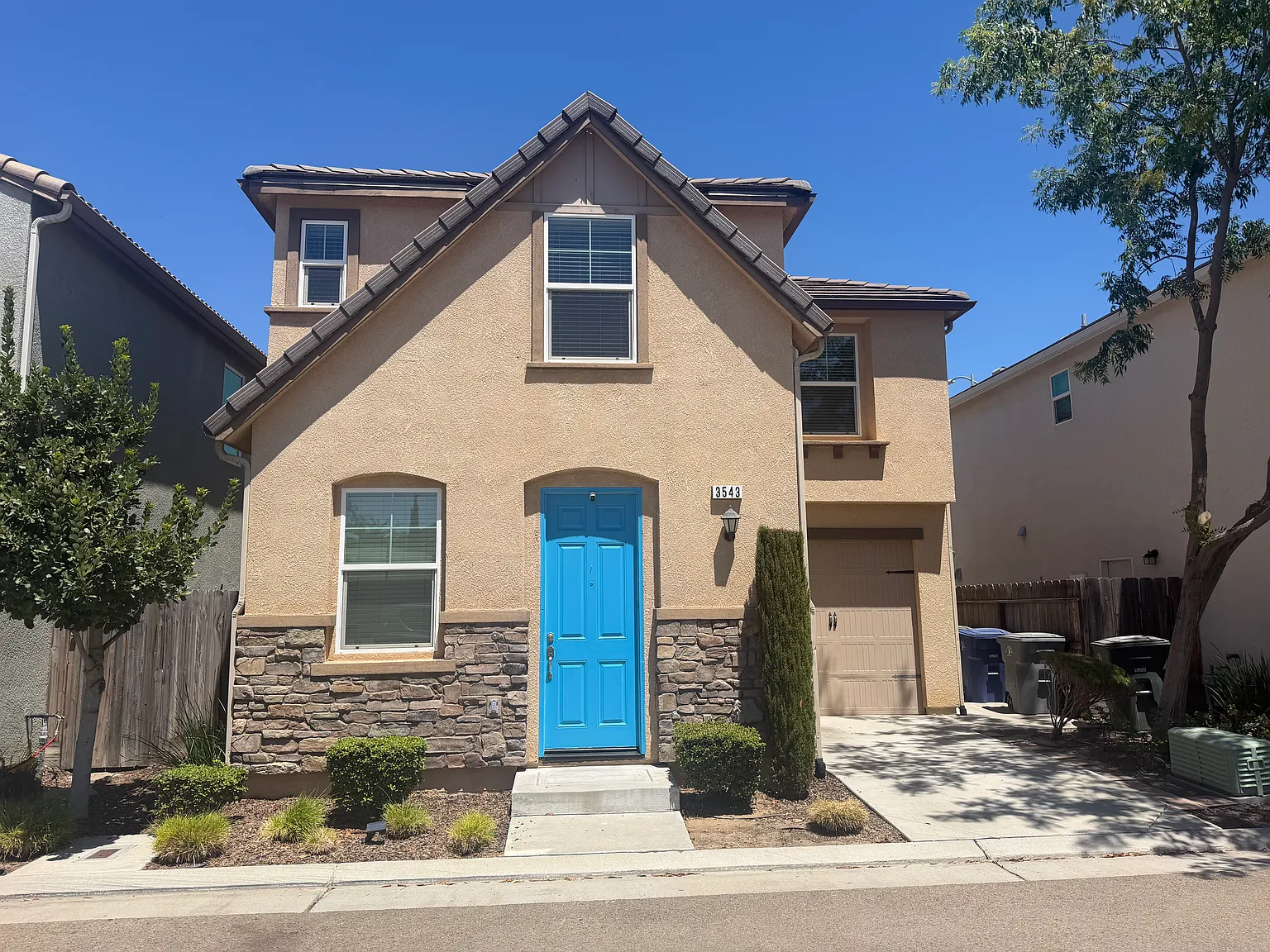 3 bed, 2.5 bath, 1205 sqft, $2,200 — Photo 1
