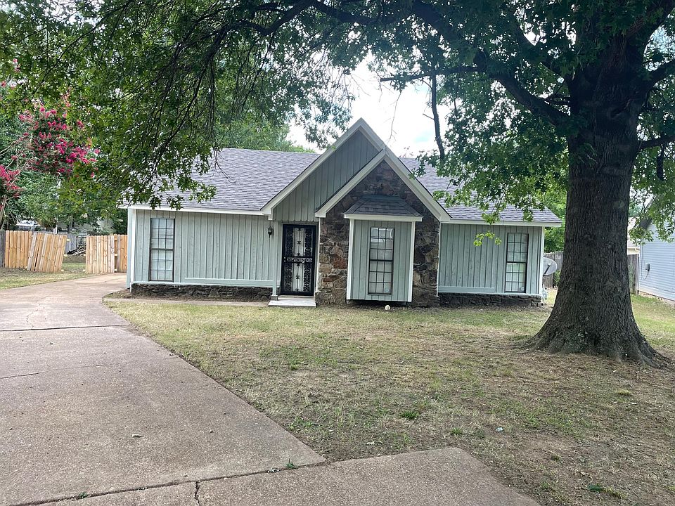Front of house. Cove lot
