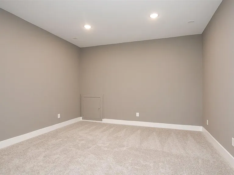 8018 Hingham Ln — Photo 31