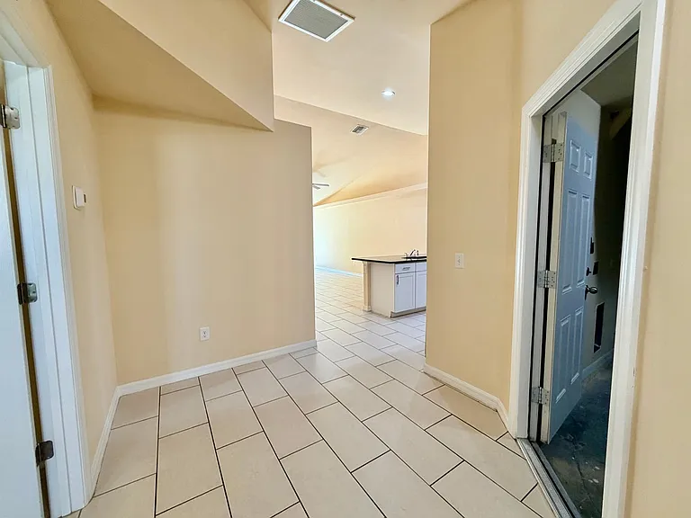 1044 NE 8th Pl — Photo 5