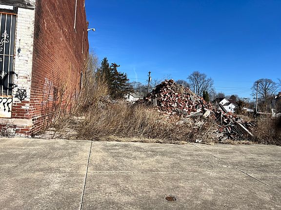 2nd image of 121 S Main St