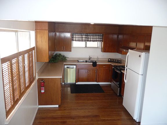 2nd image of 611 Encina Dr