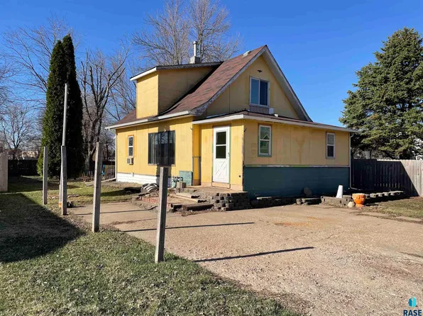 205 E Maple St, Harrisburg, SD 57032