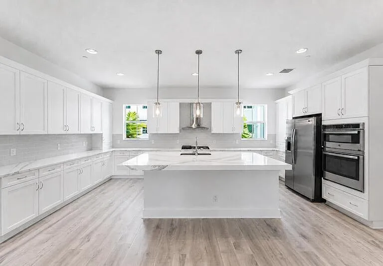 12546 Gross Pointe Dr — Photo 2
