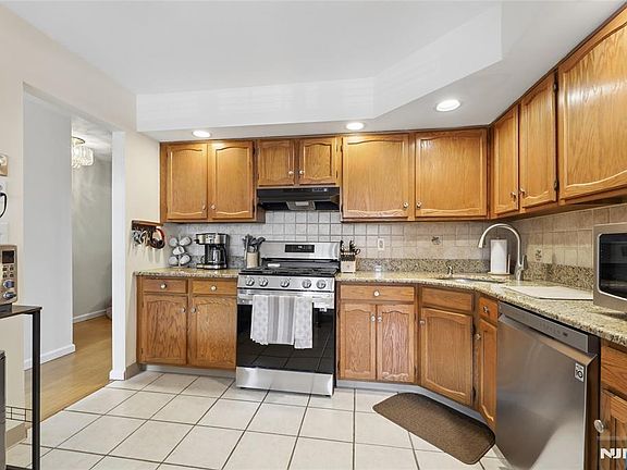 5th image of 38 Lexington Ln APT E