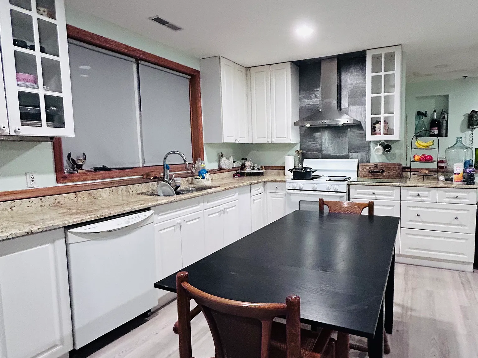 3 bed, 2500 sqft, $1,850 — Photo 2